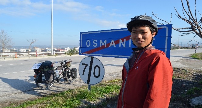 Bisikletli Japon turist Osmaniye’de mola verdi