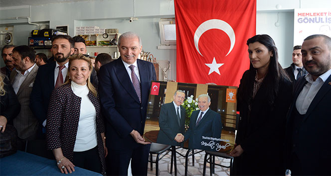 Mevlüt Uysal Büyükçekmece’de CHP’nin seçim irtibat bürosunu ziyaret etti