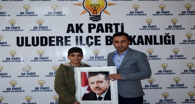 Cumhurbaşkanı Erdoğan’ın afişini temizleyen çocuk İHA’ya konuştu