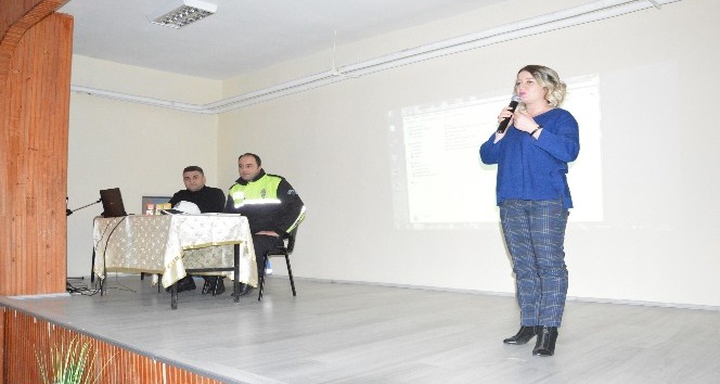 Niksar’da polis öğrencilere internet bağımlığını anlattı