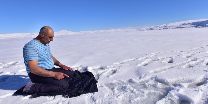 Donan göl üzerinde namaz!