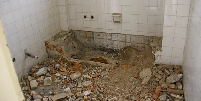 Bu binayı deprem ya da savaş değil, hırsızlar bu hale getirdi