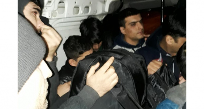 5 kişilik araçtan 12 kaçak göçmen çıktı