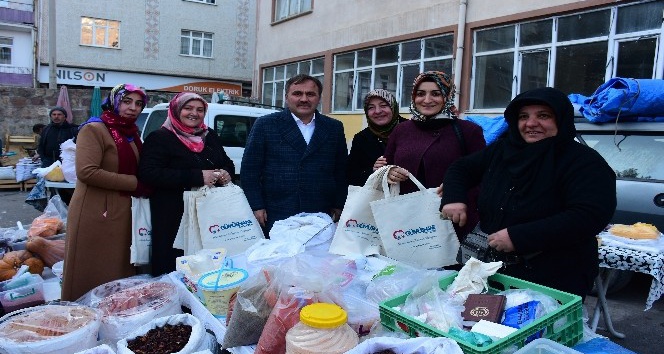 Başkan Çimen pazarda vatandaşlara bez torba dağıttı
