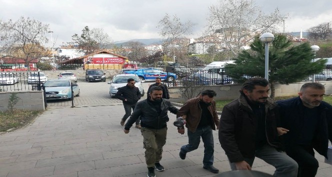 Hasta gibi girdiler, oksijen tüpünün borularını çaldılar