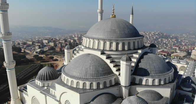 Çamlıca Camii’nin içi ve dışındaki son durum havadan görüntülendi