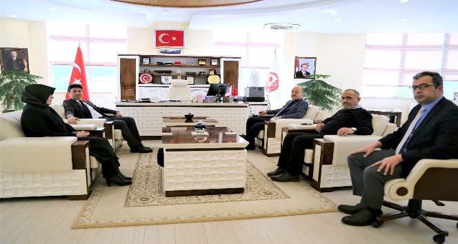 Rektör Karacoşkun Gümüşhane Üniversitesi Rektörü Zeybek’le bir araya geldi