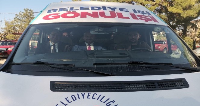 Seçim çalışmasına partinin hazırlattığı minibüsle gittiler