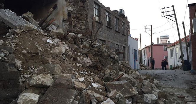 Ayvacık&#039;taki depremin bilançosu gün ağarmasıyla gözler önüne serildi