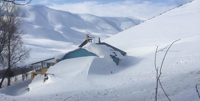 Evler kar altında kaldı