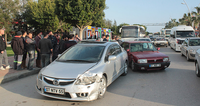 Antalya’da 5 araçlı zincirleme kaza: 1 yaya yaralı