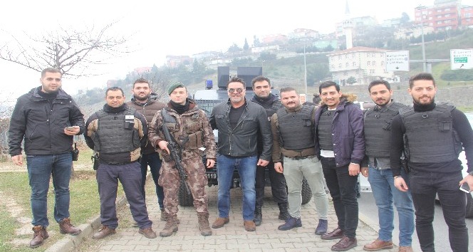 ( Özel) Asayiş uygulamasına takılan Beyazıt Öztürk polislerle fotoğraf çektirdi