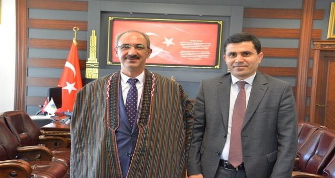 Rektör Karakaya, Tolo-E Saadet Üniversitesi cübbesi giydi