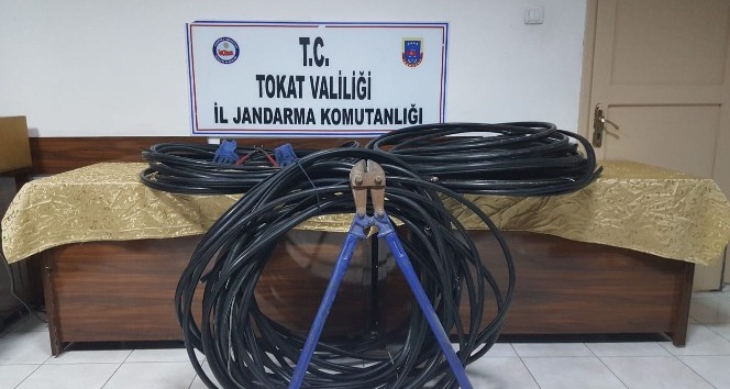 Çalacağı kabloları keserken elinde makasla yakalandı