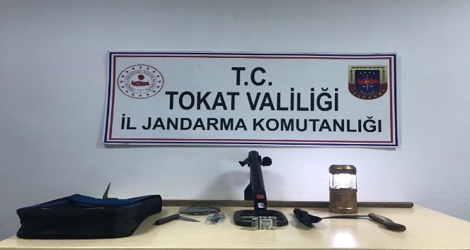 Defineciler kazdıkları çukurda yakalandı
