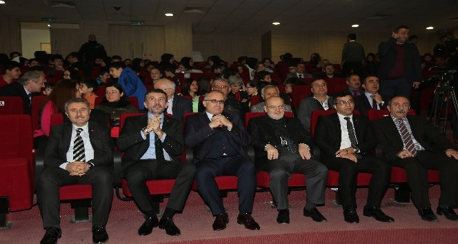 Beykoz Kaymakamı Ahmet Katırcı ve Beykoz Belediye Başkanı Yücel Çelikbilek, genç sporculara ödüllerini verdi