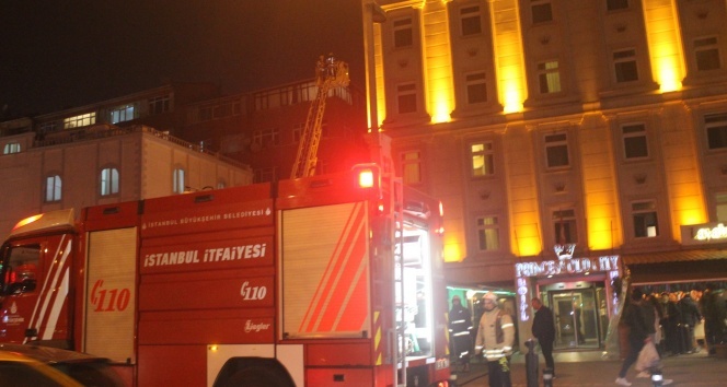 Fatih&#039;te 7 katlı otelde yangın paniği