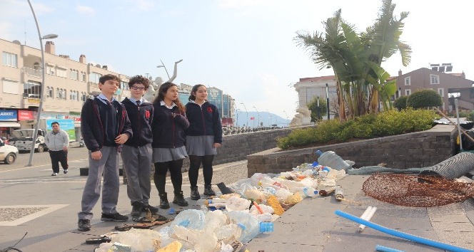 Doğada topladıkları atıkları kent merkezinde sergilediler