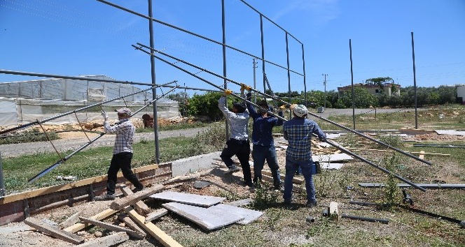 Erdemli Belediyesi’nden Karakeşli’ye futbol sahası