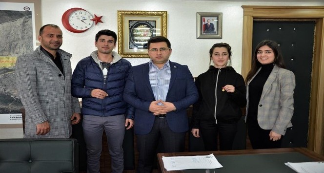 Beytüşşebap’ta kitap okuyup özet çıkaran gençlere altın hediyesi