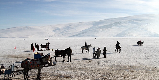 Kış turizminin cazibe merkezi Çıldır Gölü rengârenk