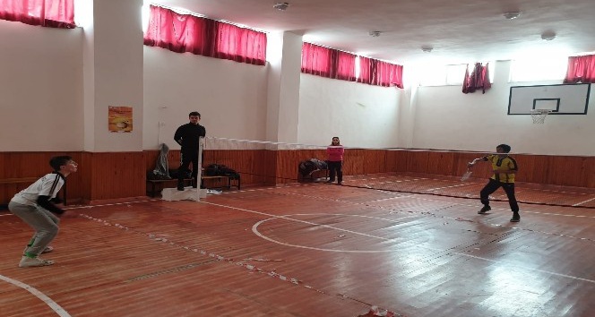 Eleşkirt’te bedminton turnuvası finalleri yapıldı