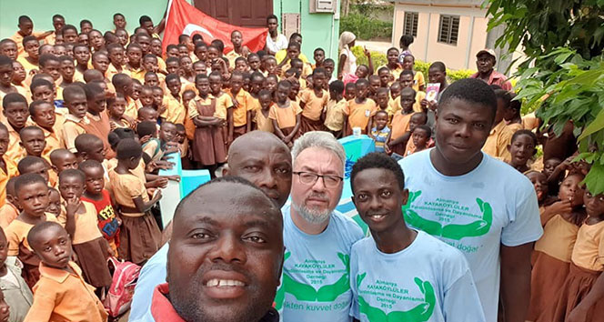 Türk bayraklarıyla Gana'da su kuyusu açılması sosyal medyayı salladı