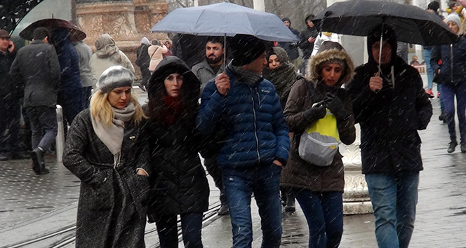 Kar yağışı ve fırtınaya aldırış etmeyen vatandaşlar Taksim’e akın etti
