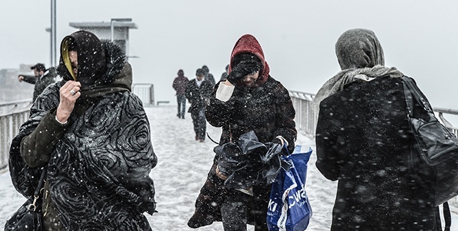 İstanbul'da kar etkisini gösterdi! Fırtına vatandaşlara zor anlar yaşattı