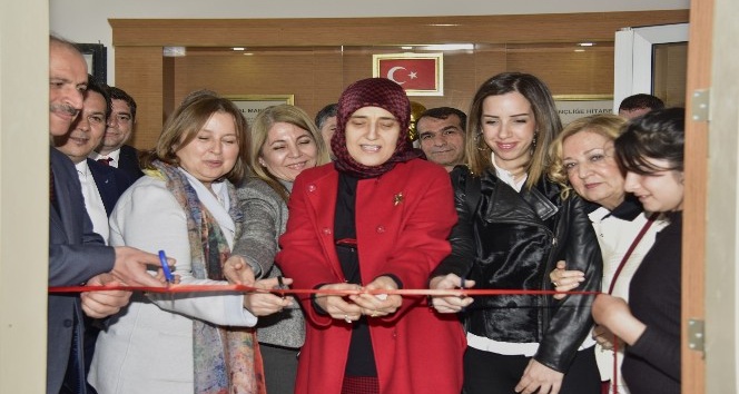 Zeytinli Ortaokulu’na yaptırılan kütüphane açıldı