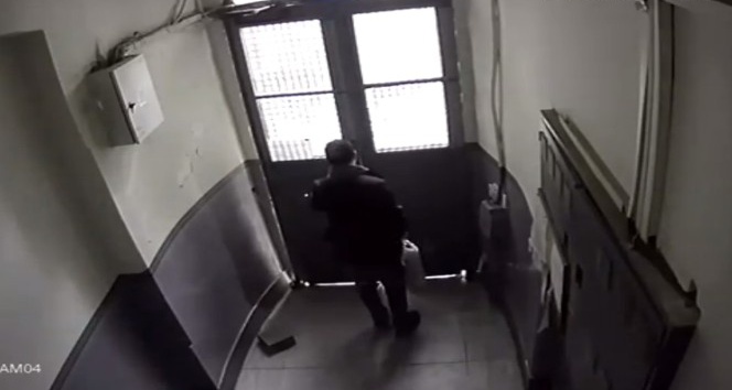 Beyoğlu’nda bir evden 500 euro ve 200 TL para çalan hırsız kamerada