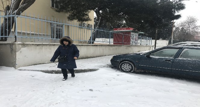 Edirne’nin Keşan ilçesinde kar etkisini sürdürüyor