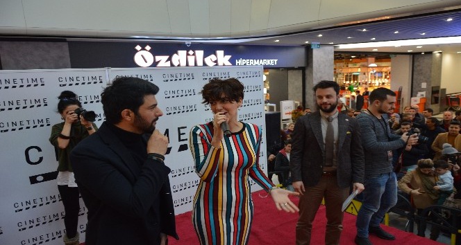 Bergüzar Korel ve Engin Akyürek Bursa’da hayranlarıyla buluştu