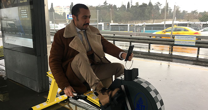 Payitaht Abdülhamid dizisi oyuncusu, metrobüs durağındaki bisikletli şarj aletiyle telefonunu şarj etti