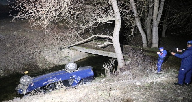 ’Dur’ ihtarına uymayan sürücü, önce polis aracına çarptı sonra köprüden uçtu