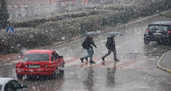 Karaman’da lapa lapa kar yağdı