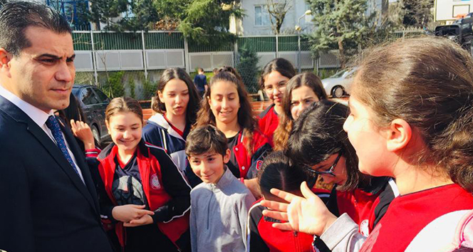 Beşiktaş Belediye Başkan Adayı Toper, okul okul gezip, öğrencilere kedi ve köpek maması dağıttı