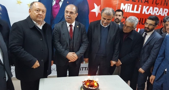Erdoğan’ın doğum günü MHP seçim bürosunda pastayla kutlandı
