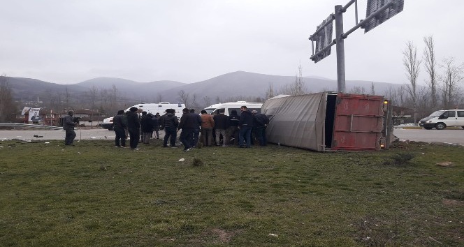 Yoldan çıkan kamyon yan yattı, 1’i ağır 2 kardeş yaralandı