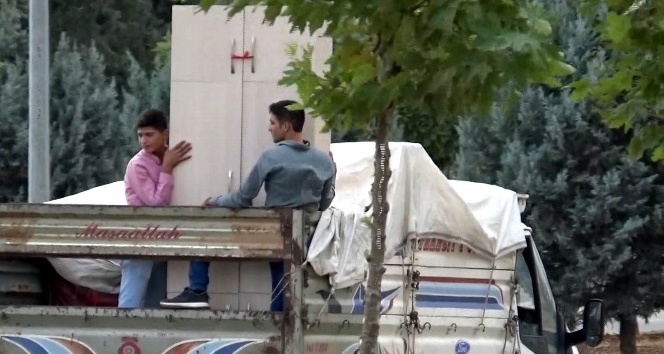 Kamyonetlerde yük ile birlikte insan taşınıyor