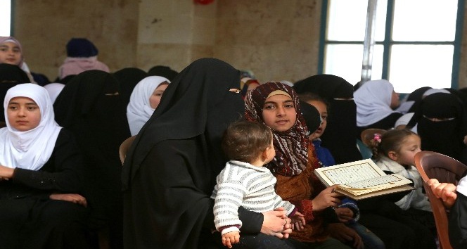 Suriyeli çocuklar camide buluşuyor