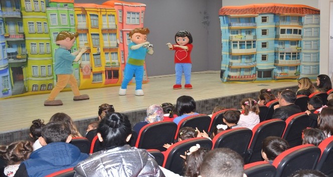 Silopi Belediyesi’nden miniklere tiyatro gösterisi