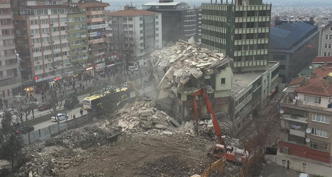 Deprem gibi yıkılma anı kameralara böyle yansıdı