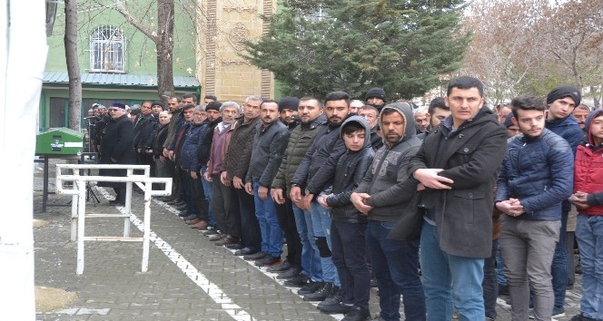 Cezaevinden izinli geldiği evinde başından vurulan adam defnedildi