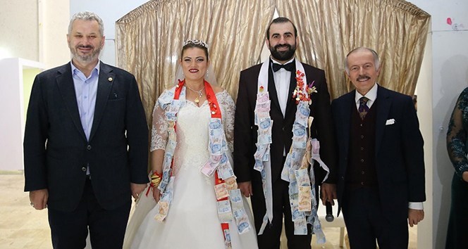 'Mikrofon Delisi' dünya evine girdi