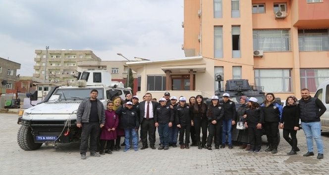 Şırnak’ta engelli öğrenciler, asker, polis ve doktor kıyafeti giyip sınıflarda öğretmenlik yaptı