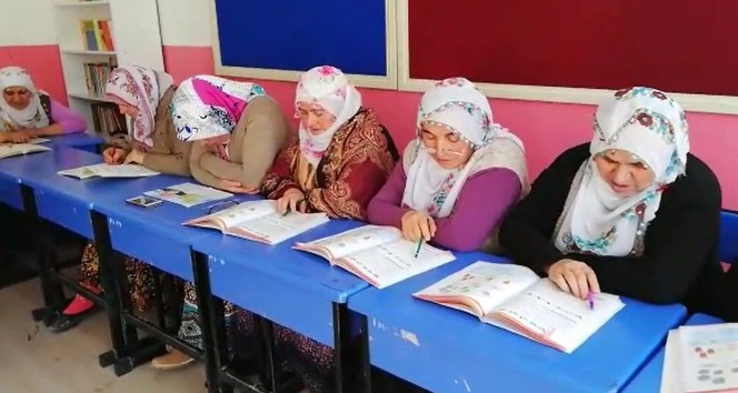 Okuma yazma öğrenmenin sevincini yaşıyorlar