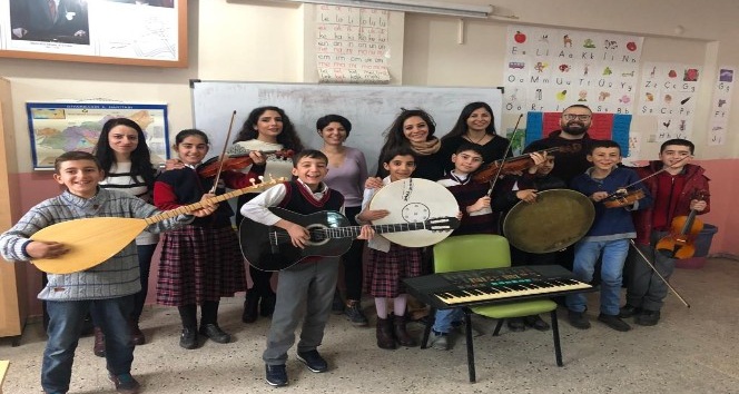 Surlu çocuklar ilk defa müzik aletine dokundular