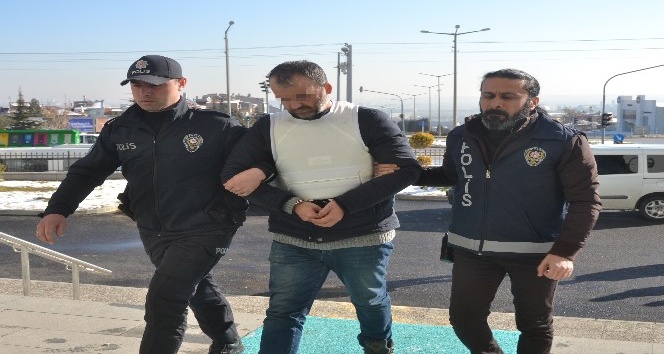 Cezaevinden izinli çıkan eşini eve getirip patronu olan sevgilisine öldürttü