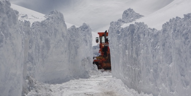 Zorlu temizlik! Yer yer 6 metreyi buldu